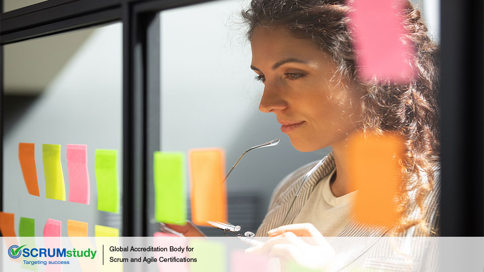 Quais são as principais responsabilidades e habilidades necessárias para um Agile Master Coach e como elas diferem daquelas de um Agile Coach?