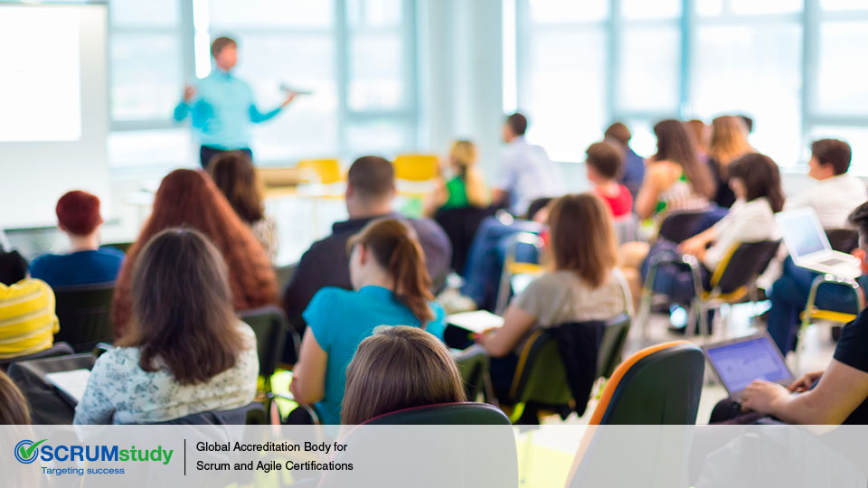 Quais qualificações e experiência normalmente são necessárias para se tornar um Scrum Certified Agile Trainer e como obter essa certificação?